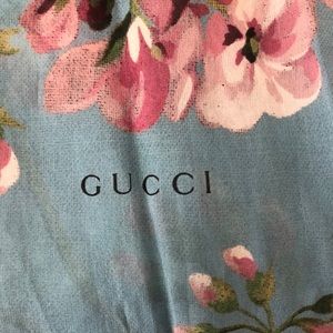 🌸 Gorgeous Gucci blue silk scarf 🌸